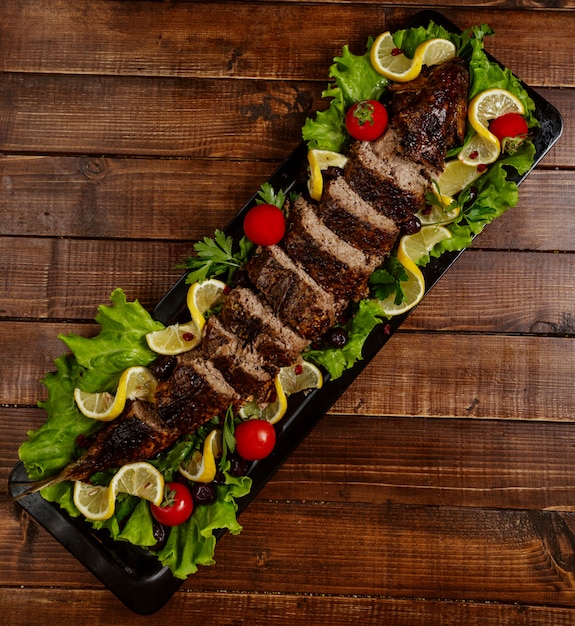 Carne frita en la mesa