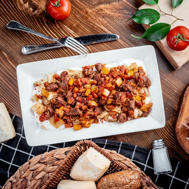 Carne frita con papas y verduras.