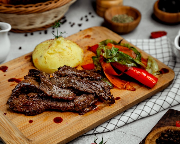 Foto gratuito carne frita y puré de papas con verduras