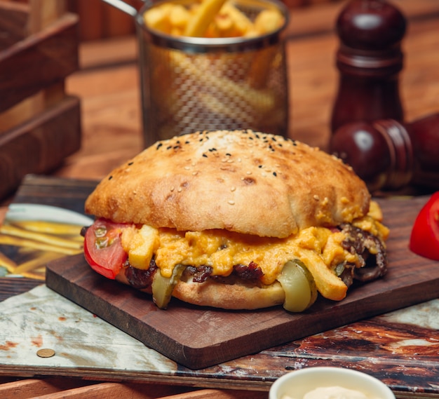 carne frita con queso bajo pan de pita