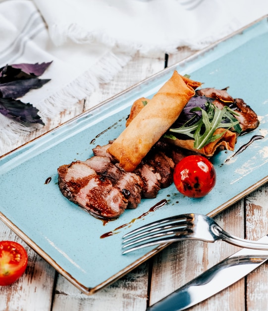 Carne frita con rollito y verduras