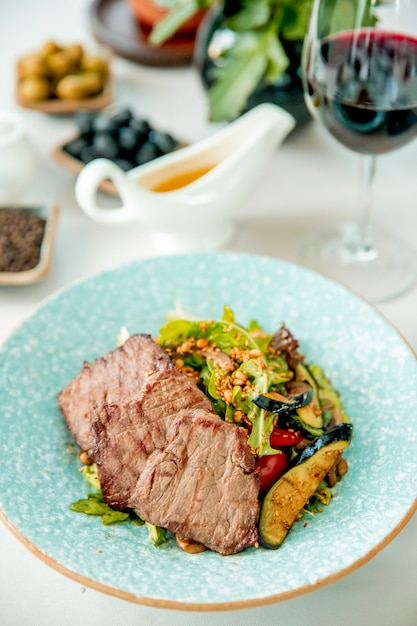 Carne frita con rúcula y berenjenas a la parrilla