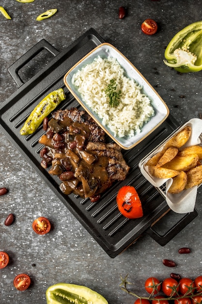 Carne frita con salsa de champiñones y arroz.