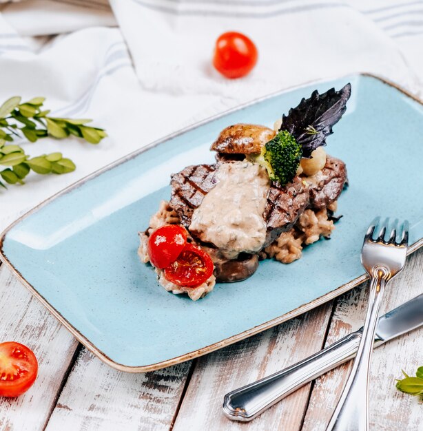 Carne frita con salsa de champiñones en el plato