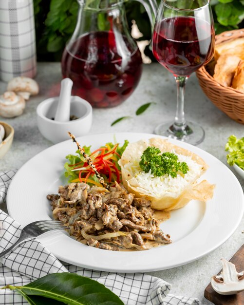 Carne frita en salsa de crema y arroz hervido.