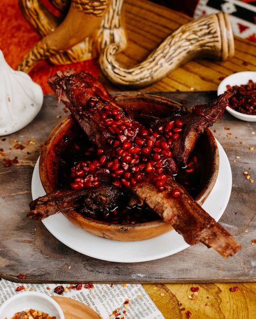 Carne frita bajo salsa de granada