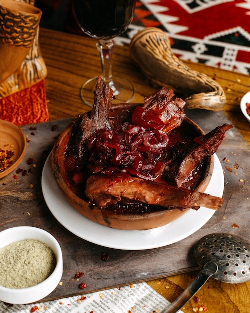 Foto gratuita carne frita bajo salsa de granada