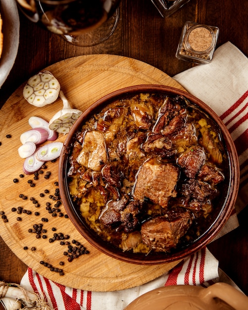 Carne frita con su propia salsa.