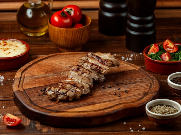 Carne frita en tablero de madera