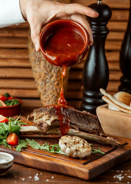 Carne frita en tablero de madera