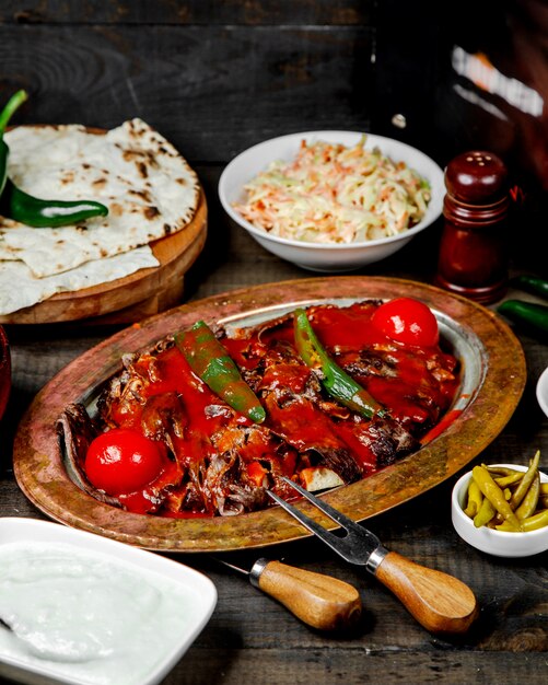 Carne frita con verduras y cubierta con salsa de tomate.