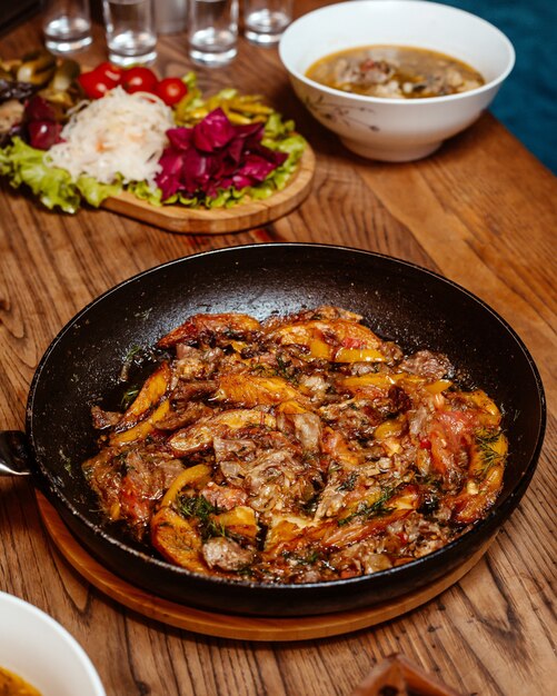 Carne frita con verduras y encurtidos mixtos.