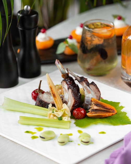 carne frita con verduras en el plato