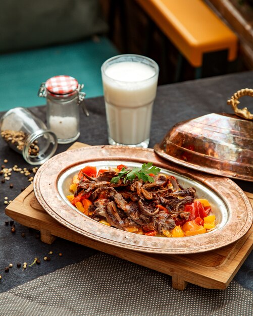 Carne frita y verduras servidas con ayran