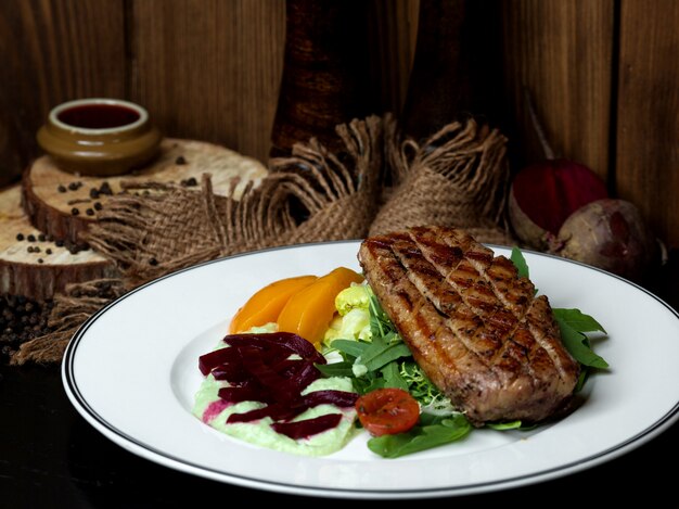 Carne frita con verduras sobre la mesa