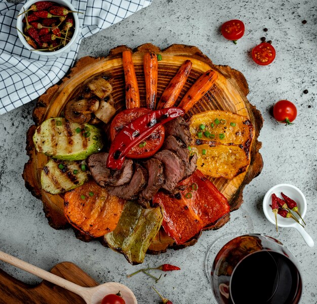 Carne frita con verduras sobre la mesa