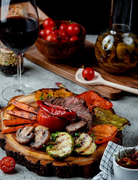 Carne frita con verduras sobre la mesa