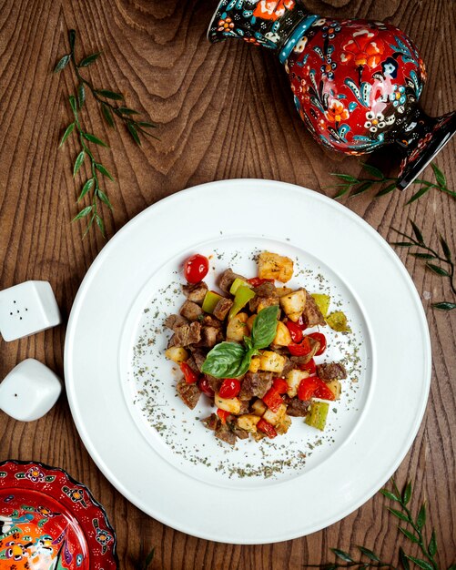 Carne frita con verduras sobre la mesa