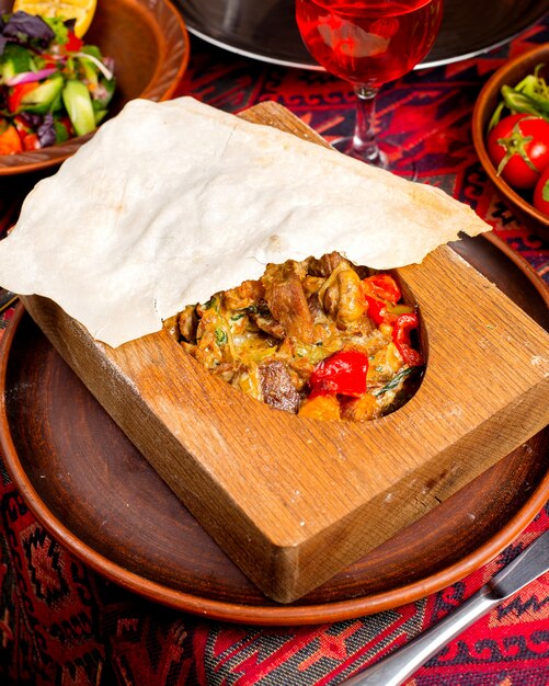 Carne frita con verduras sobre la mesa