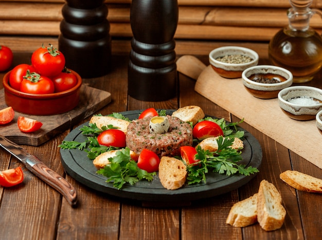 Carne frita con verduras sobre la mesa