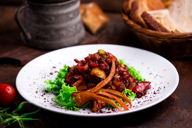 Carne frita con verduras sobre la mesa