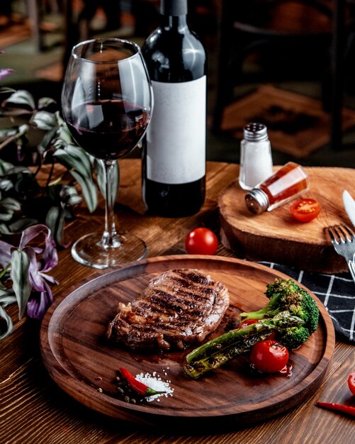 Carne frita con verduras y vino tinto.