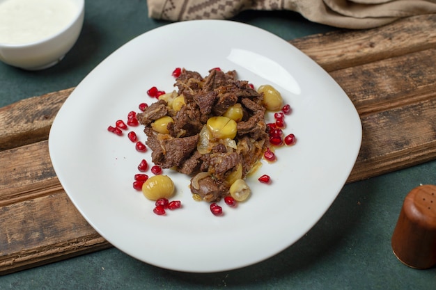 Carne de Govurma con castañas y semillas.