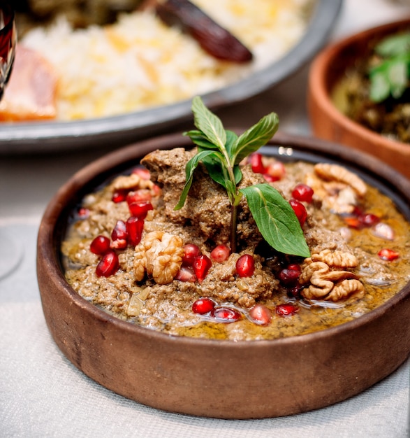 Carne hervida con granada y nueces