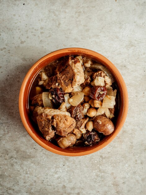 Carne hervida con verduras en olla