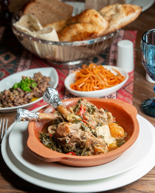 Foto gratuita carne con hierbas en la olla y ensalada de zanahoria