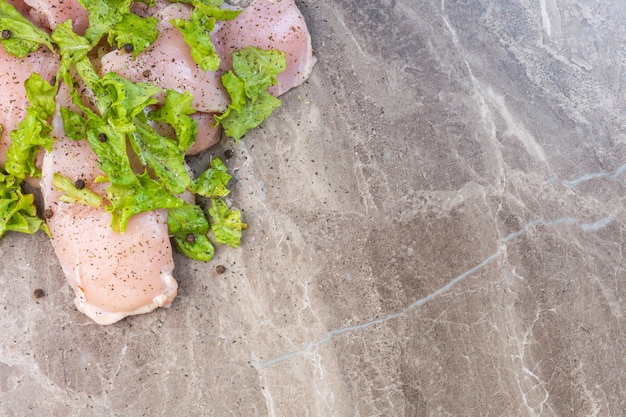 Carne de lechuga y pollo, sobre la mesa de mármol.