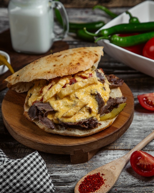 Foto gratuita carne en pan con queso derretido