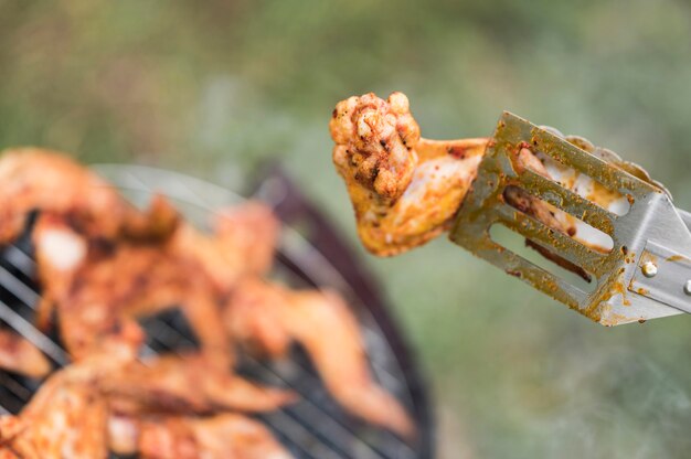 Carne a la parrilla cocinándose