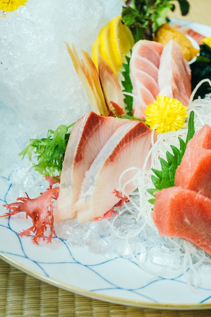 Foto gratuita carne de pescado cruda y fresca de sashimi