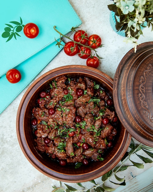 Carne picada frita con hierbas y tomates secundarios