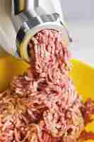 Foto gratuita carne picada en una picadora de carne eléctrica