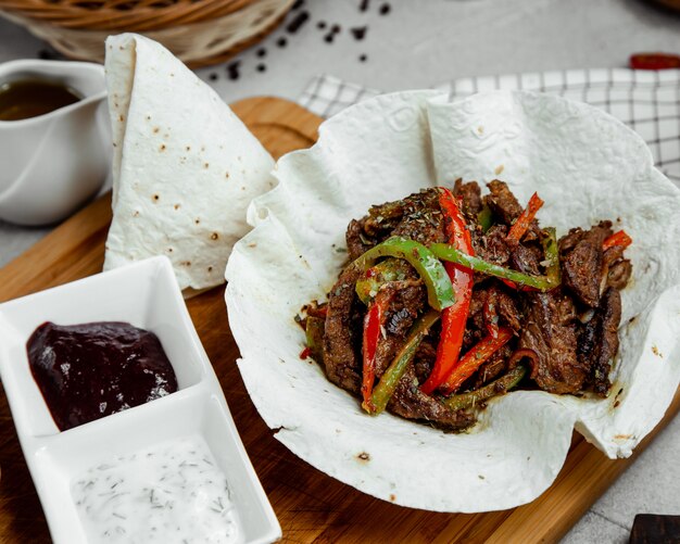 carne picante y caliente con verduras