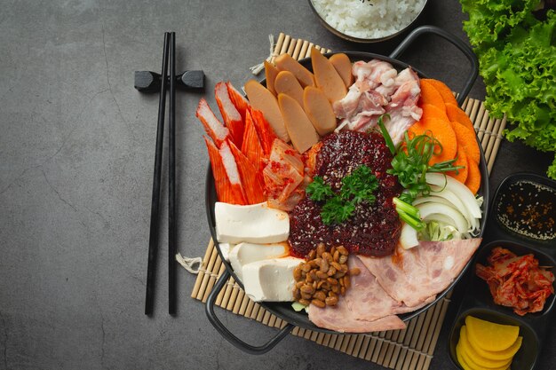 La carne picante y el cerdo hierven en una olla caliente.