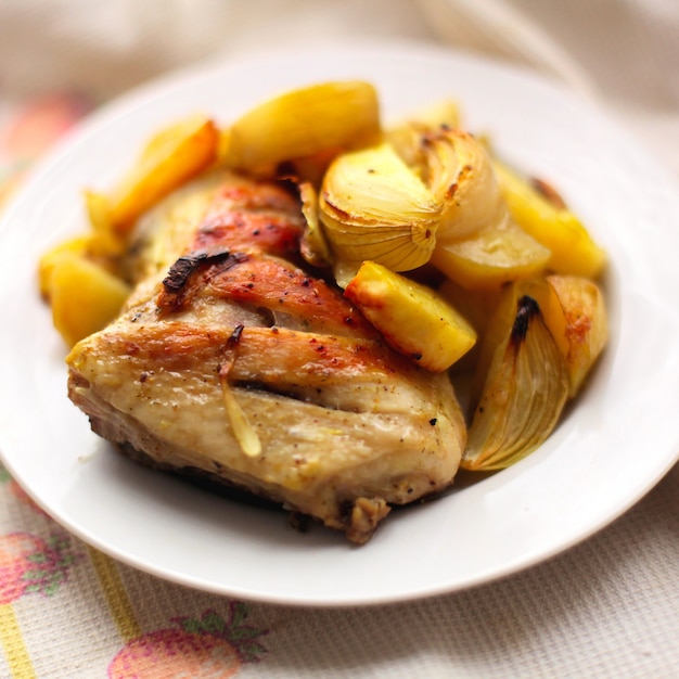 Foto gratuita carne de pollo asado con patatas y cebollas