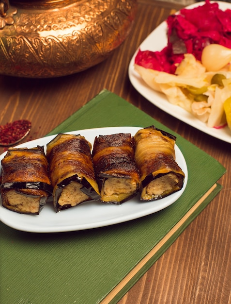 Foto gratuita carne de pollo, bocadillo vegetal, relleno de rodajas de berenjena frita.