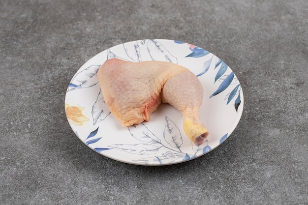 Carne de pollo cruda fresca en un plato