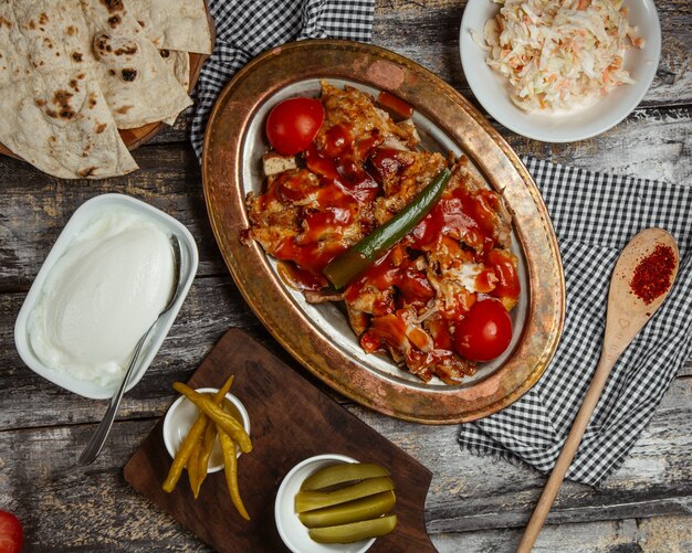 carne de pollo cubierta con salsa de tomate y pimiento verde