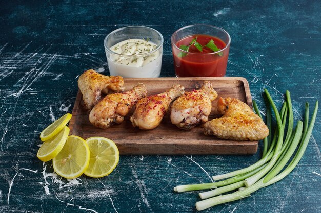 Carne de pollo picante en una tabla de madera.