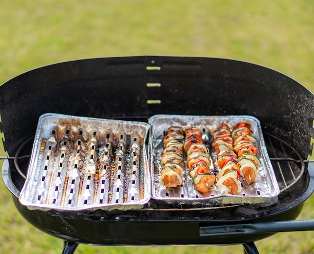 Foto gratuita carne de pollo y verduras en un palo sobre una parrilla