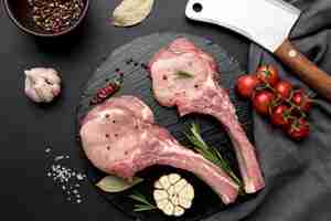 Foto gratuita carne preparada para cocinar sobre tabla de madera