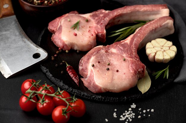 Carne preparada para cocinar con verduras.