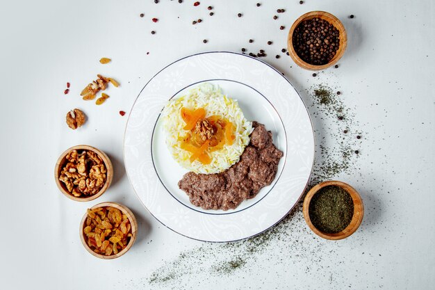 Carne rellena frita con arroz y especias.