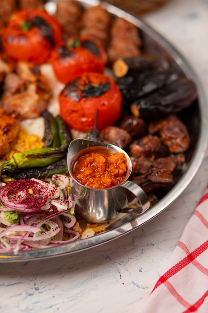 Carne de res, kebab de pollo, barbacoa con papas asadas, asadas, tomates y berenjenas.