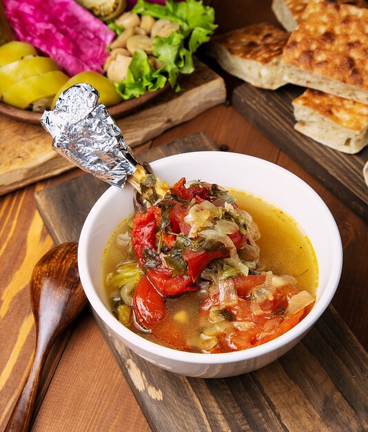 Carne de res, lámpara, guiso de bonfillet con tomate, pimiento y verduras en caldo.