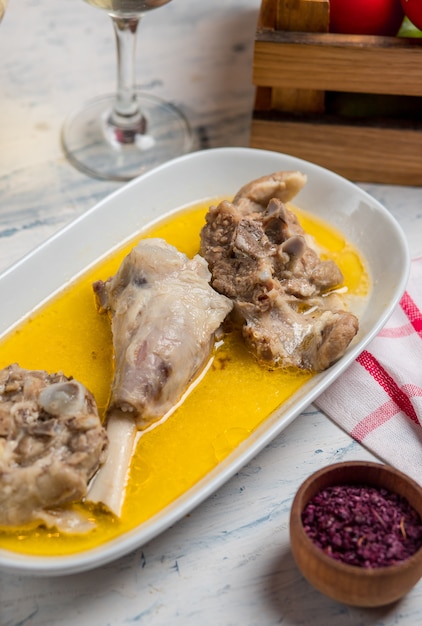 Carne de res, trozos de cordero salteados en salsa de caldo de mantequilla y servido con sumakh.